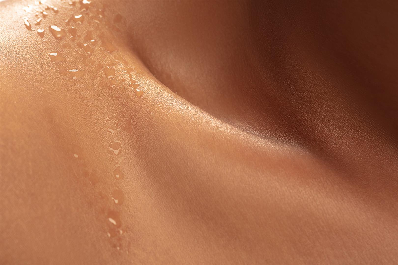 closeup-female-neck-shoulder-with-water-drops-beautiful-shine-beauty-fashion-skincare (Large)